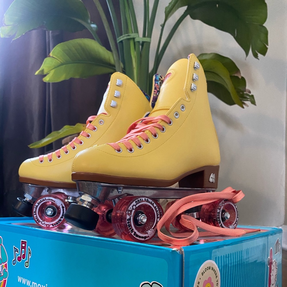 Moxi Beach Bunny Skates size 7/size 8